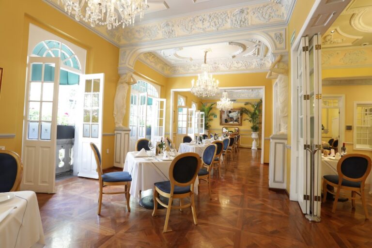 17736 restaurante les moustaches 768x512