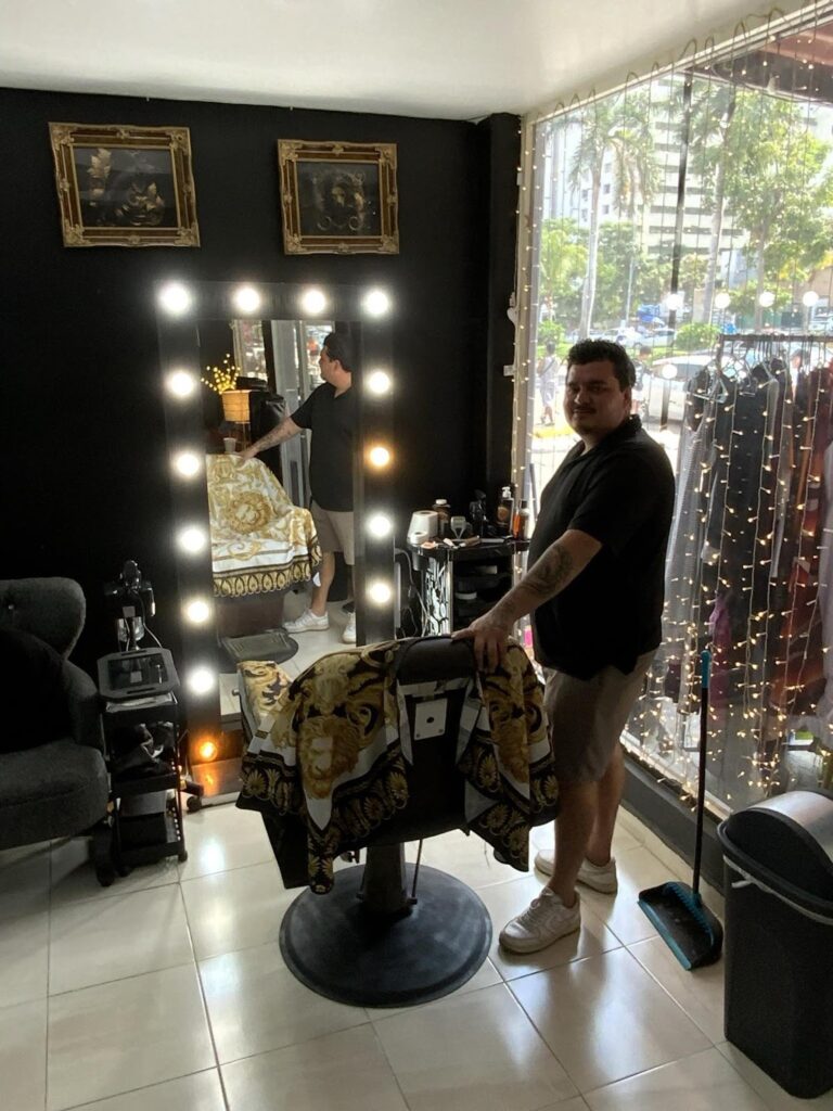 21392 barberia acapulco 768x1024