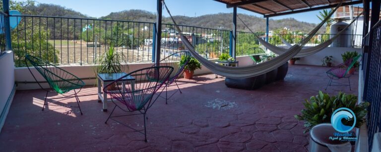 31257 hostal azul y blanco 768x308