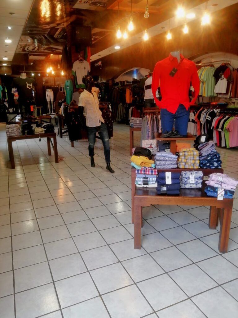 34276 tienda de ropa revolucion 768x1024