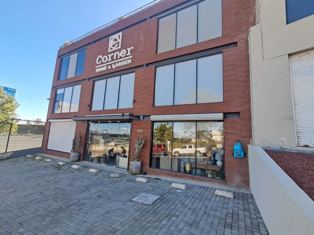 37141 corner home garden 1024x768