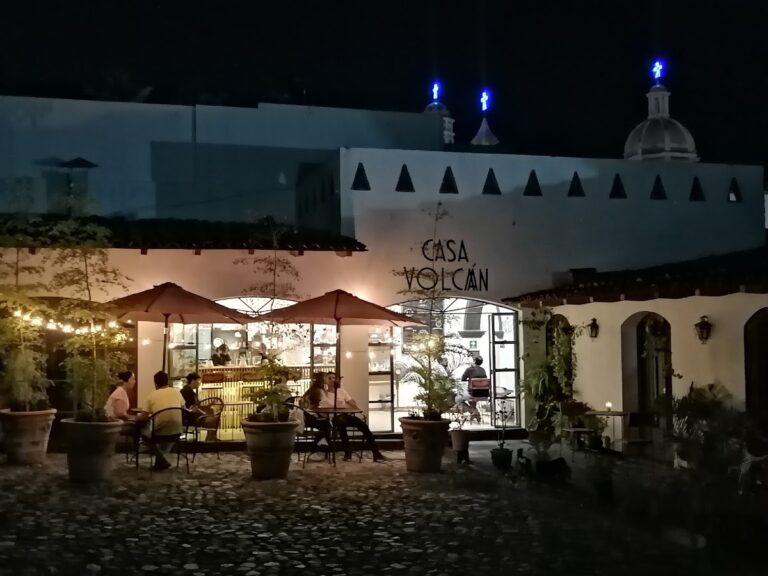 6938 casa volcan barra de cafe y galeria 768x576