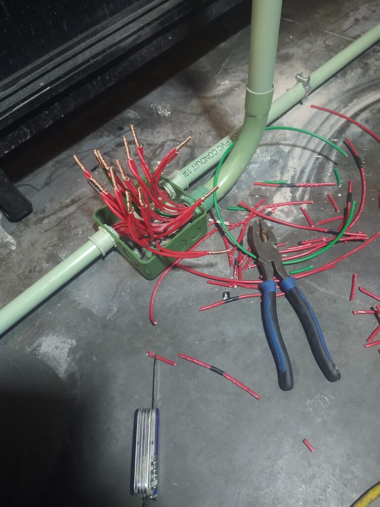 7302 plomeros y electricistas 768x1024