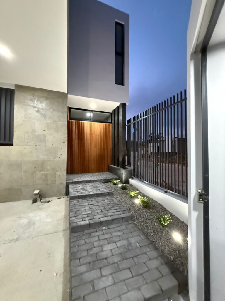 e8d50a97 9fb1 4a26 8f87 8129a0f351e6 768x1024